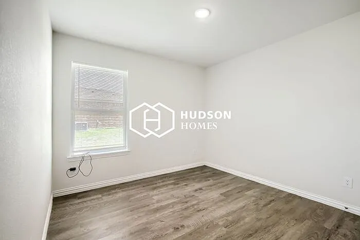 2402 Abigail Ln — Photo 11