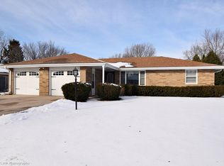 301 Calkins Dr, Sugar Grove, IL 60554
