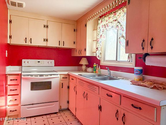 5th image of 377 Pine Hill Rd SW