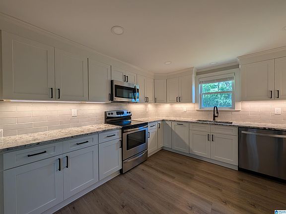 3rd image of 803 Bahia Ln