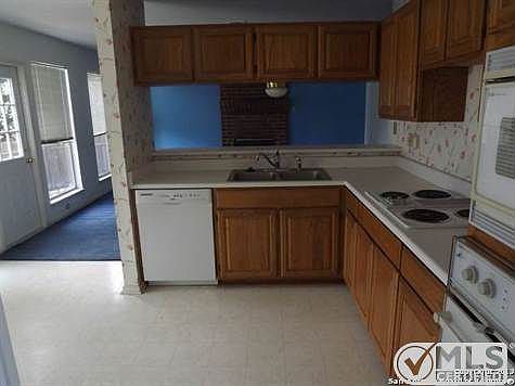 3rd image of 607 Lightstone Dr