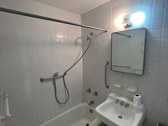 3rd image of 2551 Olinville Ave