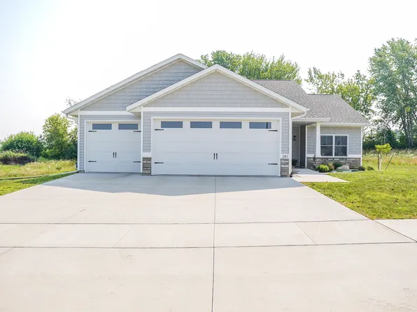 241 Meadow Brook Trl, Manchester, IA 52057