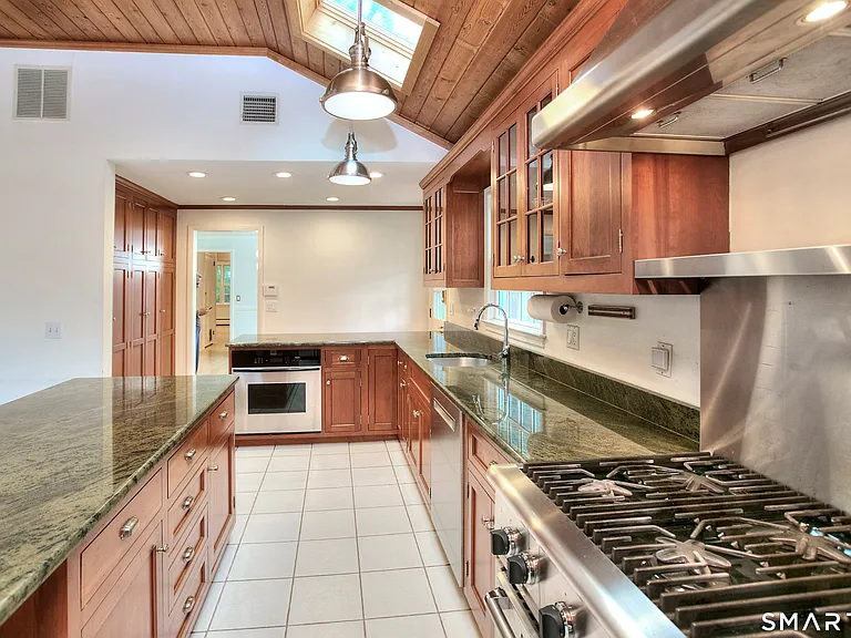 10 Woodcock Ln — Photo 12