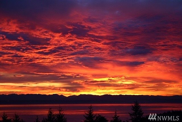 UN-BE-LIEV-ABLE!  How about waking up to THAT every morning!  You can if you live here!