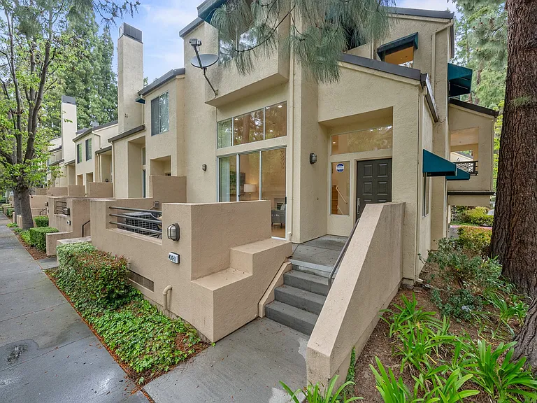 430 Galleria Dr — Photo 1