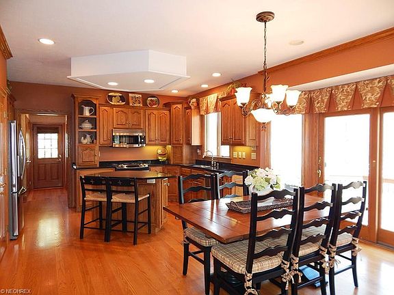 5th image of 3921 Deer Lake Dr