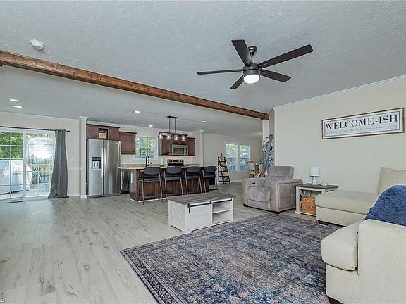 3rd image of 396 Regina Dr