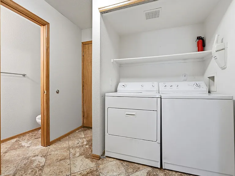 17624 Peyton Dr — Photo 16