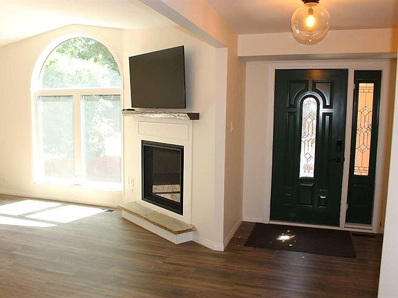 3rd image of 518 Maple Cres S