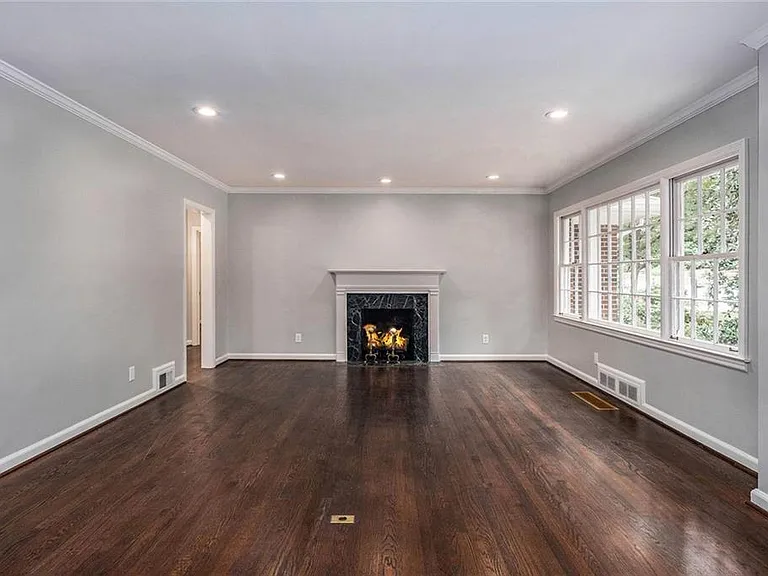 388 Lakemoore Dr NE — Photo 3