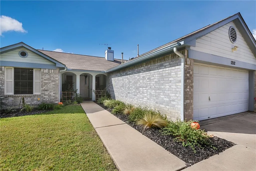 3 bed, 2.0 bath, 1240 sqft, $2,145 — Photo 3