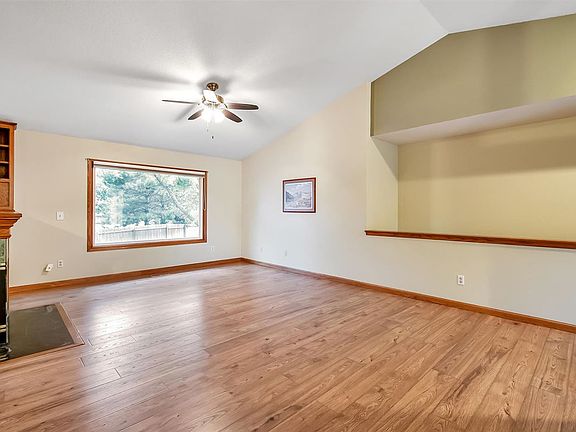 3rd image of 123 Dogwood Ct