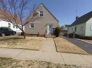 75 Collins Ave, Williston Park, NY 11596