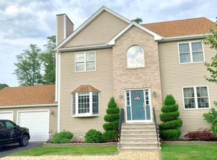 40 Lisa Ln, Bristol, RI 02809