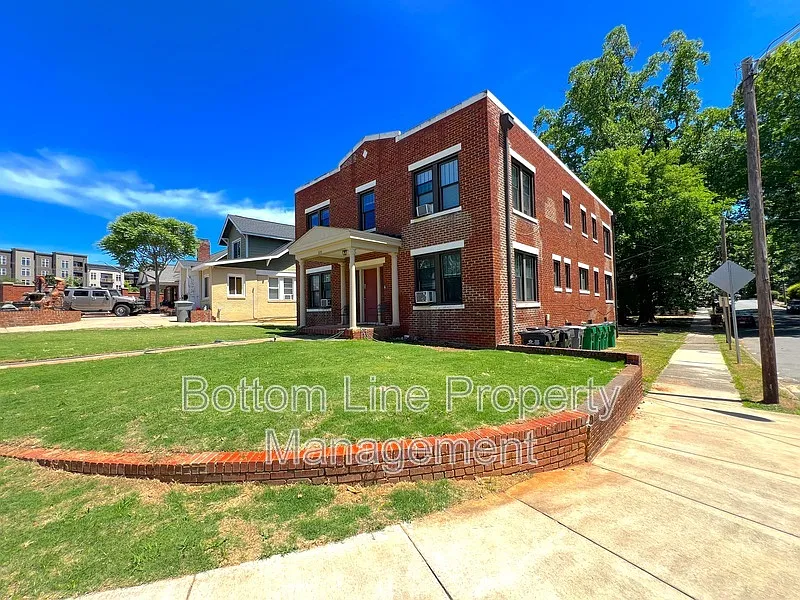 Building Photo - 600 Hawthorne Ln #3