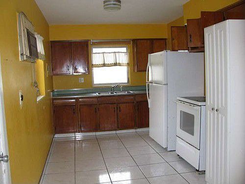 4th image of 580 NE 174th St
