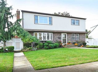 252 N Rutherford Ave, Massapequa, NY 11758