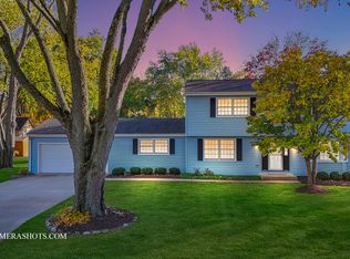 26W061 Blackhawk Dr, Wheaton, IL 60189