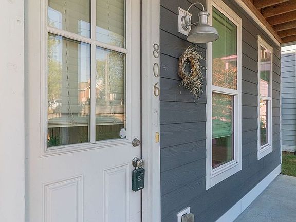3rd image of 806 Briar Cir