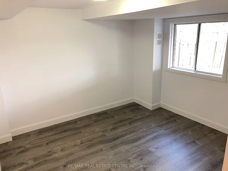 226 Howard Cres #LOWER — Photo 15