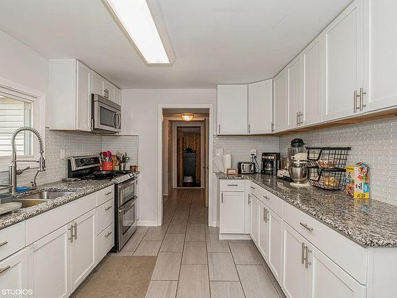3rd image of 25026 W Petite Ave