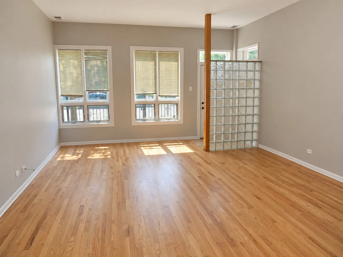 3 bed, 1200 sqft, $2,500 — Photo 3