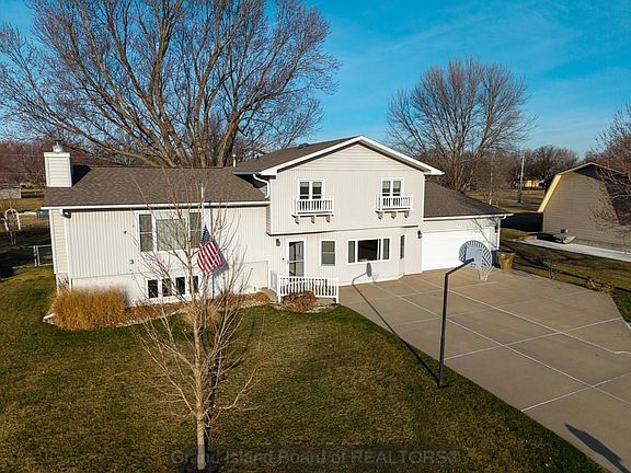 3rd image of 2208 Viking Rd