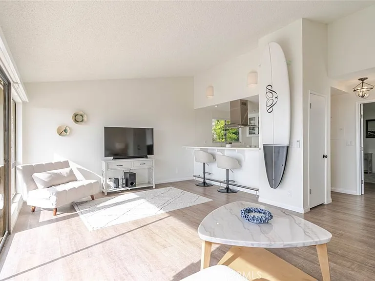 11813 Ellice St — Photo 16