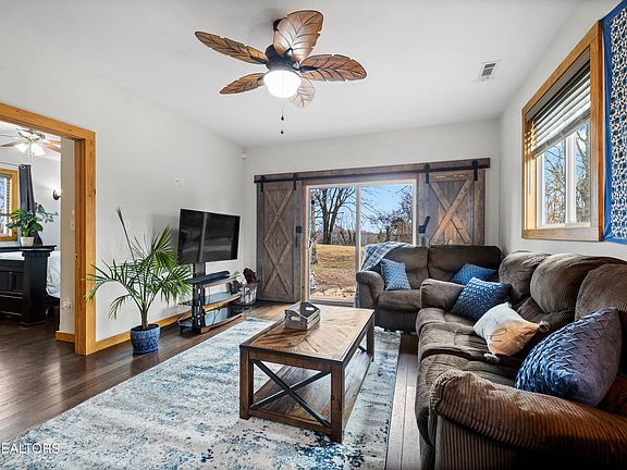 2nd image of 318 Dahlia Dr