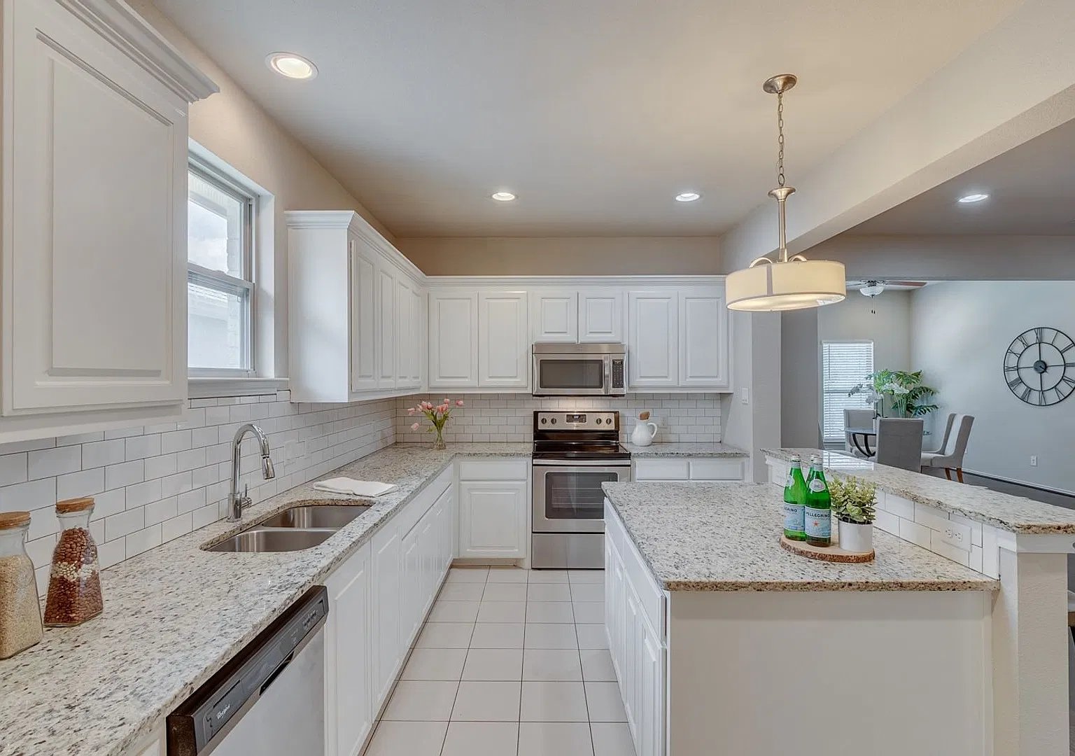 * Move In Summer 2027 * $5500 * 5 Bed 3 Bath Free Monthly Housekeeping Walk To Tcu — Photo 2