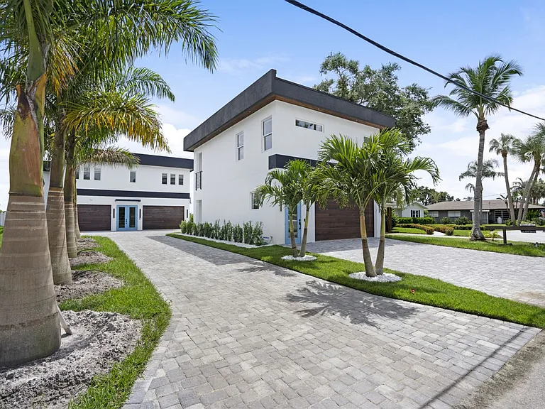 711 Tropical Dr — Photo 15