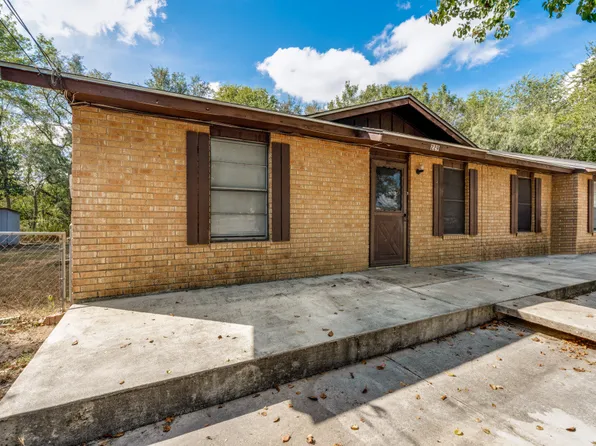 225 Country Acres Dr, Seguin, TX 78155