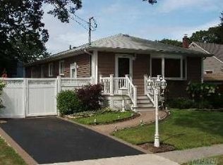 255 S 8th St, Lindenhurst, NY 11757