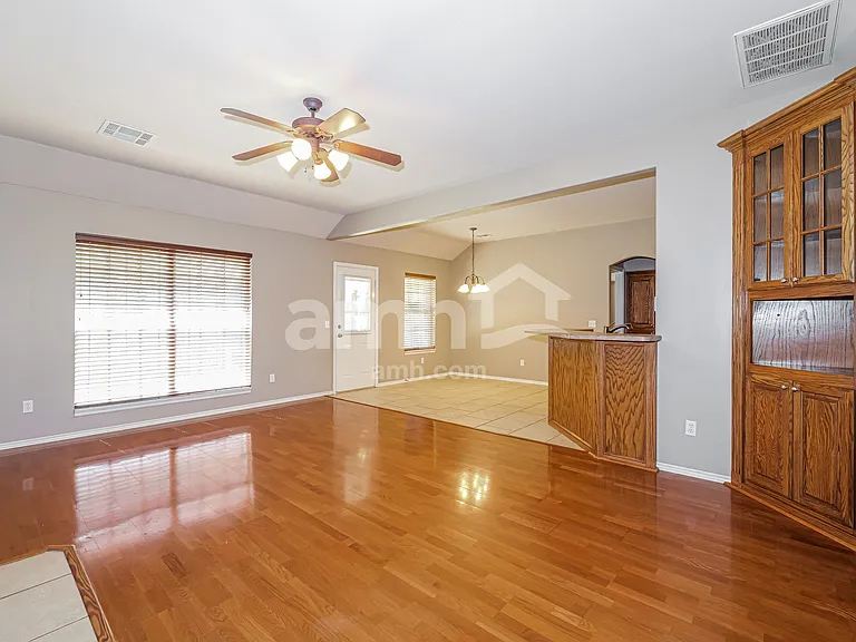 945 Ethan Ln — Photo 8