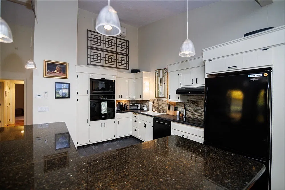 3 bed, 3.0 bath, 2626 sqft, $5,500 — Photo 2