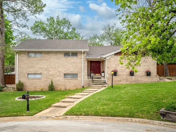 632 Caduceus Ct, Hurst, TX 76053