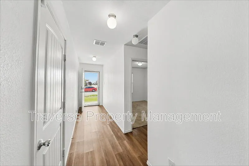 3 bed, 2.0 bath, 1265 sqft, $1,895 — Photo 3