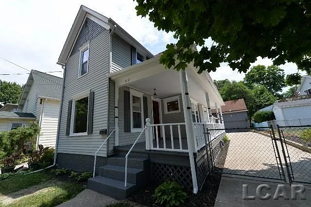 612 Clinton St photo 1