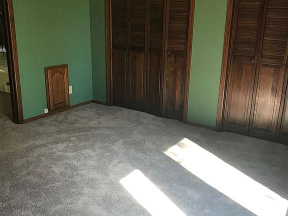 2nd image of 303 W Woodridge Ct