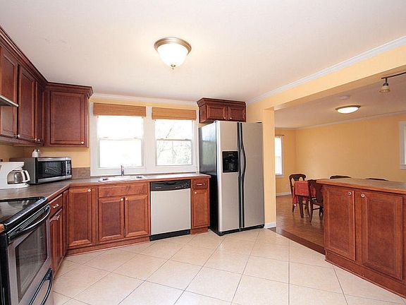 3rd image of 322 Hillcrest Ave