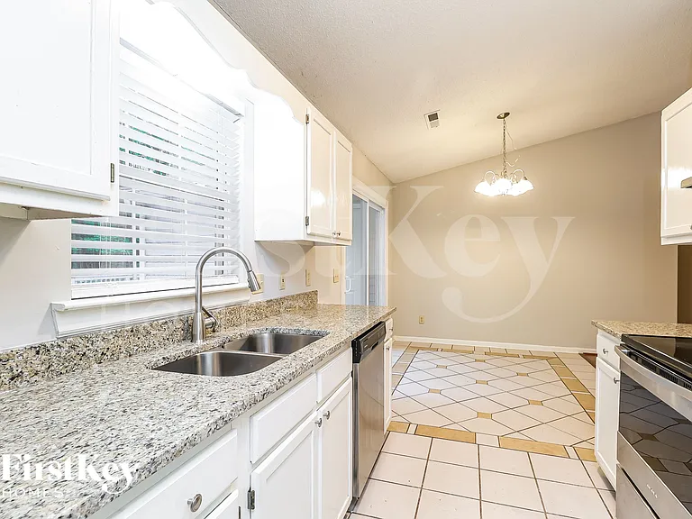 110 Waderich Ln — Photo 8
