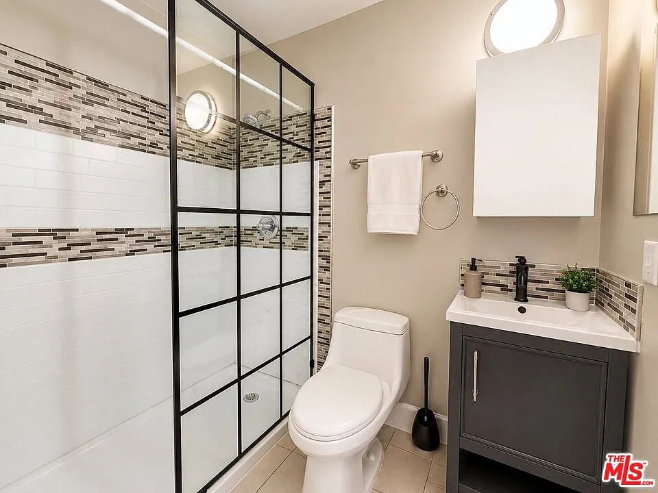 5 bed, 5.0 bath, 1400 sqft, $5,950 — Photo 4
