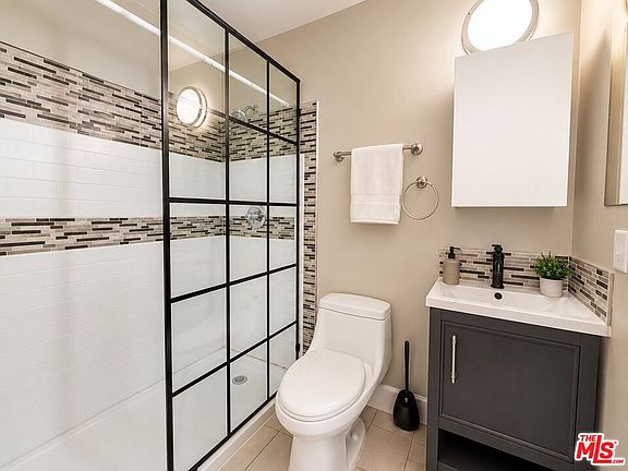 4th image of 1212 W 37th Dr APT 2