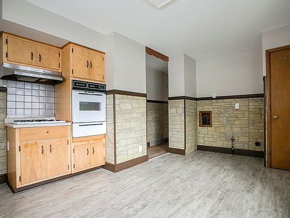 Kitchen appliances included