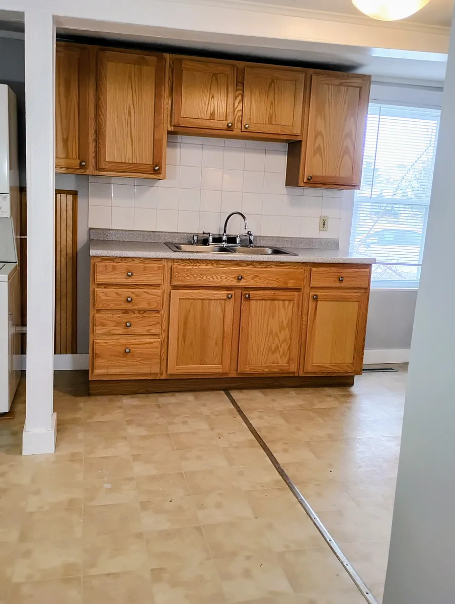 Kitchen Cabinets complimented with beautiful tile, so easy to clean! - 44 Coolidge St #1
