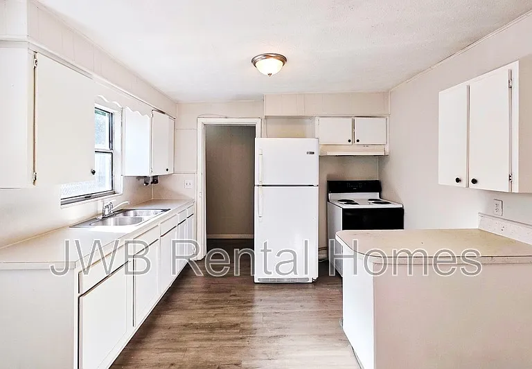 2319 Almeda St — Photo 2