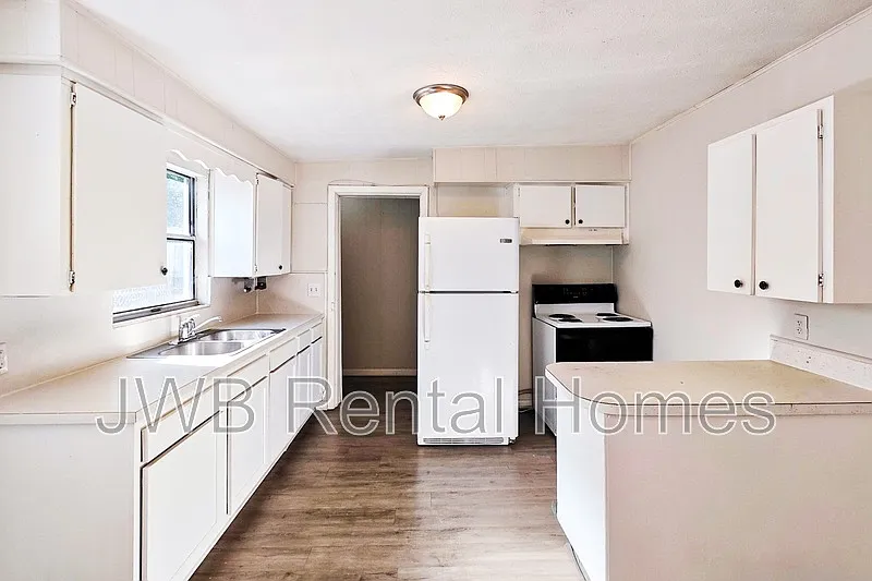 Building Photo - 2319 Almeda St
