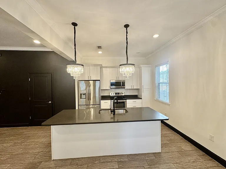 331 N Trask St — Photo 5