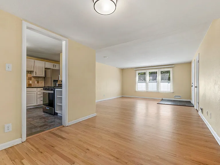 2140 Robin Dr — Photo 10